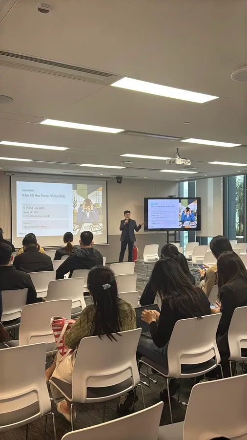 Mr. Bùi Ngọc Bình chia sẻ tại văn phòng Amazon Hà Nội